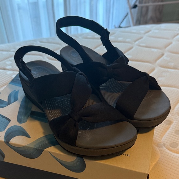 Cloudsteppers by Clarks Black Bow Sandals - Picture 2 of 5